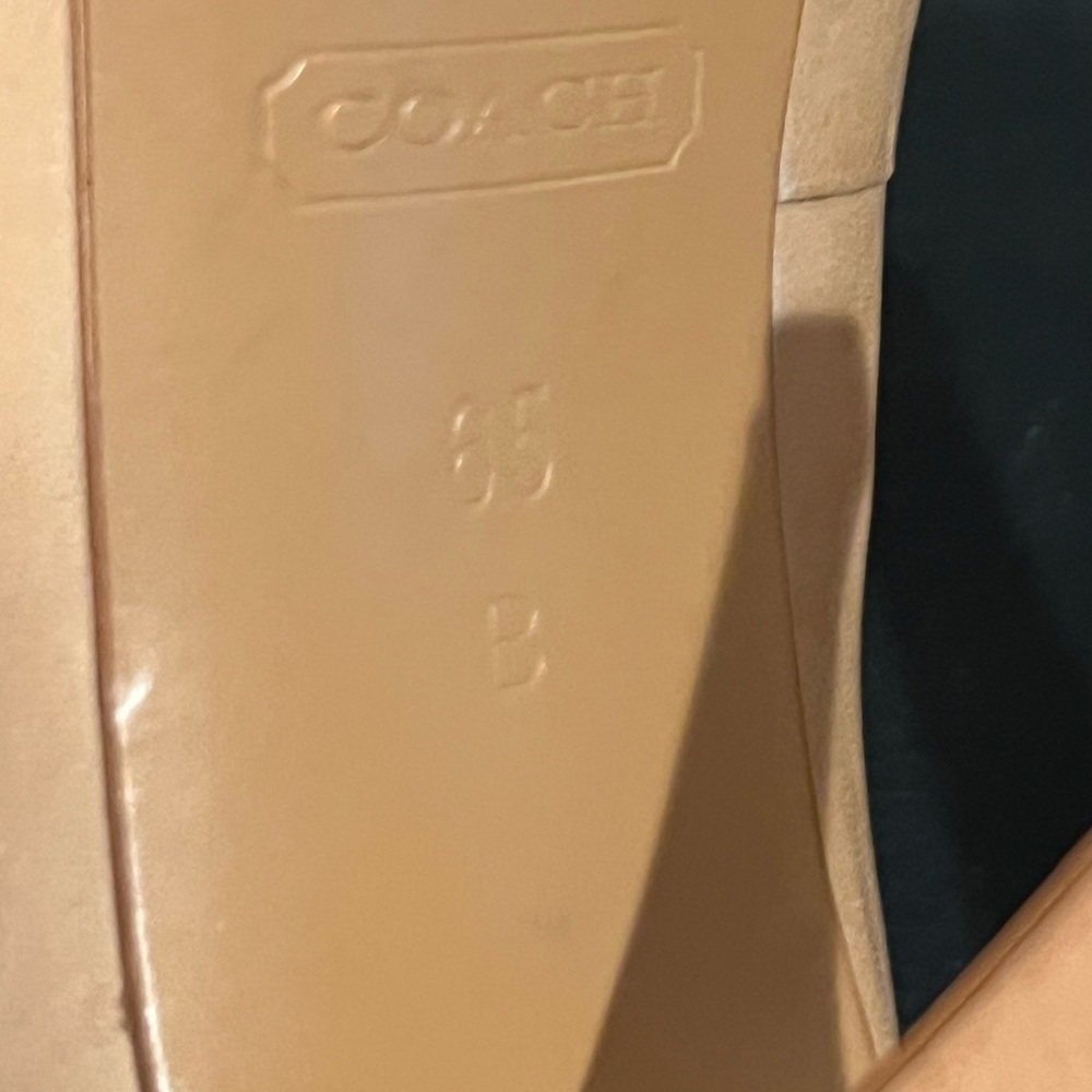 Ladies leather Coach 4 inch beige peep toe pumps w gold logo buckle - Picture 11 of 12